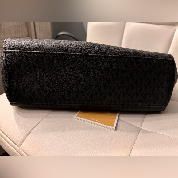 Michael kors purse - Picture 4 of 4